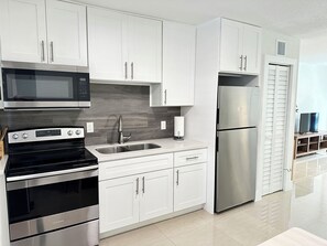 Fridge, microwave, oven, stovetop - Miami Design District/ Wynwood Townhome 298 (MIAMI)