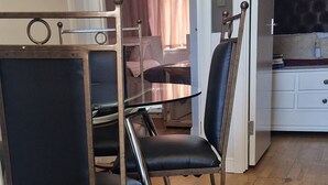 Una stanza con un letto, una scrivania, una sedia e un tappeto decorato.