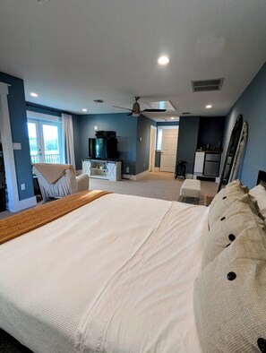 5 chambres, bureau, fer et planche à repasser, lit parapluie