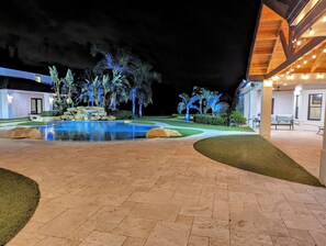 Una piscina al aire libre