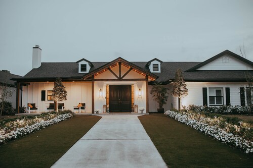 The Phoenix Estate-Luxury Modern Farmhouse Getaway