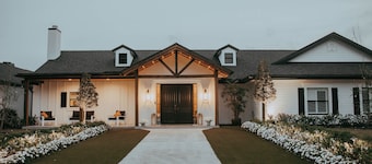 The Phoenix Estate-Luxury Modern Farmhouse Getaway