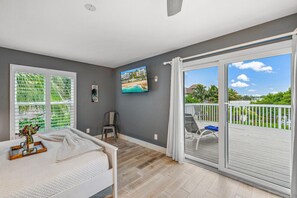 4 chambres, bureau, fer et planche à repasser, lit parapluie