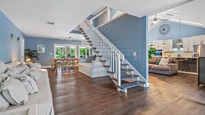 Un espace de vie moderne comprenant un escalier, un coin repas et une cuisine.