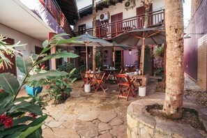 Outdoor dining - Suíte Completa a 7min da Praia - Café Especial da Manhã na Barra do Sahy (Praia Barra do Sahy São Sebastião)