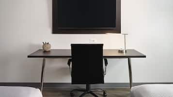 1 habitación, escritorio y espacio para trabajar con laptop