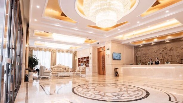 A spacious lobby with a marble floor, a large chandelier, and a reception desk. - Vienna Hotel (Suzhou Industrial Park, Yangcheng Lake, Fashion Stage) (Suzhou)