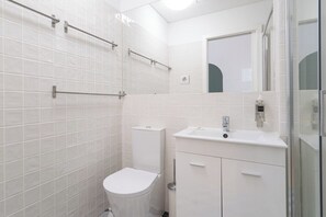 Dusche, Haartrockner, Handtücher