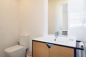 Een douche, een haardroger, handdoeken