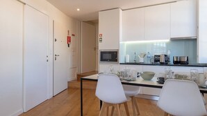 Dining - LuxiStay Foz Habitatio – Modern Duplex (Porto)
