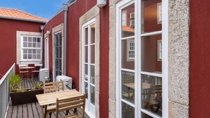 Outdoor dining - LuxiStay Foz Habitatio – Balcony Studio (Porto)
