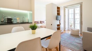 Dining - LuxiStay Foz Habitatio – Balcony Studio (Porto)