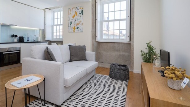 TV - LuxiStay Foz Habitatio – Superior Duplex (Porto)