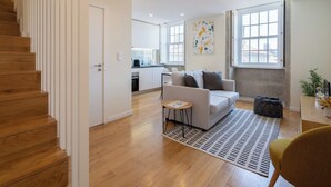 TV - LuxiStay Foz Habitatio – Superior Duplex (Porto)