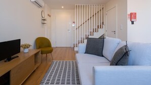 TV - LuxiStay Foz Habitatio – Superior Duplex (Porto)