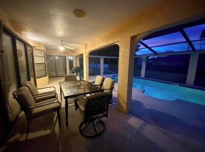 Updated luxury 4 Bed W/ KING Bed, FREE Heated Pool, Central Location