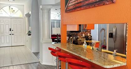 Updated luxury 4 Bed W/ KING Bed, FREE Heated Pool, Central Location