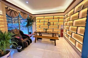 A cozy living area with a sofa, a wooden bench, and a bookshelf.