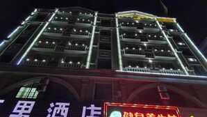 Un immeuble à plusieurs étages doté de balcons et d  ’une enseigne lumineuse.