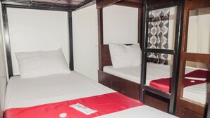 A room with two beds, each with white bedding and a red accent. - Reddoorz @ Gabz K Travellers Inn Sorsogon City (Sorsogon City)