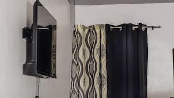 Un bagno con uno specchio, una tenda da doccia decorata e un portasciugamani.
