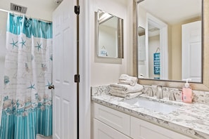 Shower, hair dryer, towels - Oceanfront 🌊 | Hot tub | Private Balcony | Ebb Tide #305 🌴 (New Smyrna Beach)