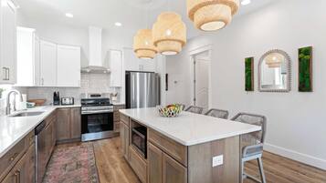 Fridge, oven, stovetop, dishwasher