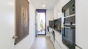 A modern kitchen with a Siemens oven, a large window, and a view of the outdoors. - Cubo's Urban Sky Apartment Malaga View 17 / urban / air conditioning / free wifi / community pool (Málaga)