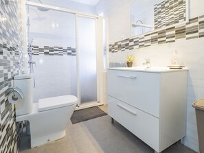 Douche, sèche-cheveux, serviettes fournies