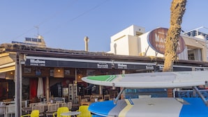 Un restaurant appelé Mahou, doté d’une terrasse et où l’on peut voir des planches de surf exposées à l’extérieur.