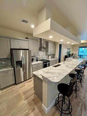 Een koelkast, een microgolfoven, een oven, een kookplaat