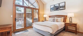 4 Bedroom Townhome Near Snowflake Lift - Walk to Slopes!