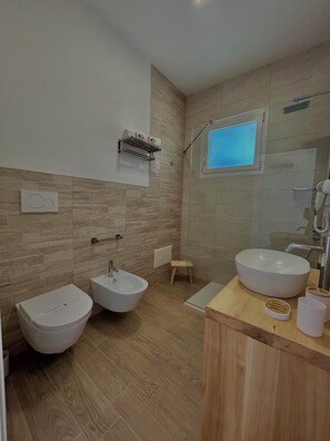 Dusche, Haartrockner, Bidet, Handtücher