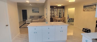 Galveston beach house - 1 block from the beach