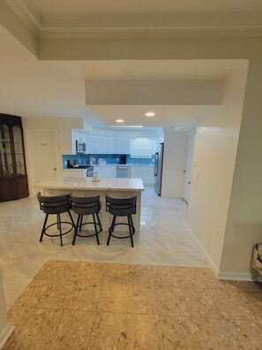 Mikrobølgeovn, ovn, kokeplater og oppvaskmaskin