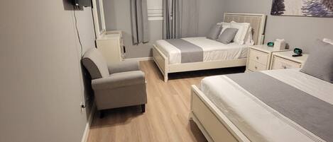 3 habitaciones, tabla de planchar con plancha, wifi y ropa de cama