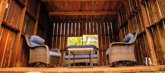 Relax by the River Hot Tub, Queen Bed, Parking, Mountain Views & Pet Friendly