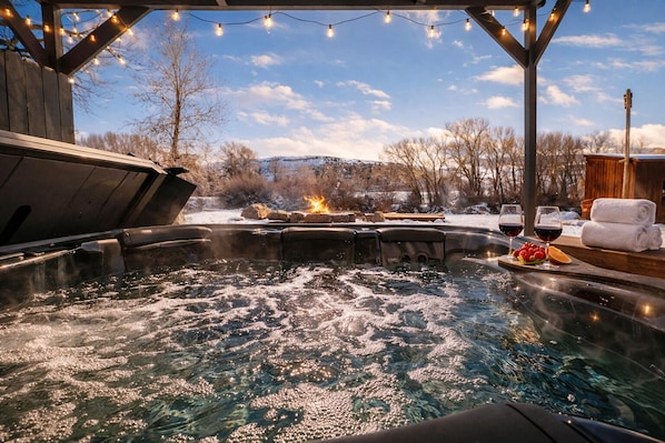 Outdoor spa tub