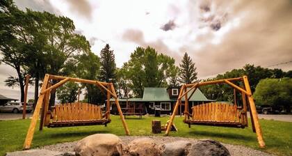 Premium King Room, River & Mountain Views, Hot Tub and Parking!