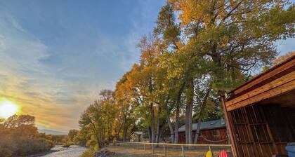 Pet Friendly King Suite w/ Riverfront Access, Hot tub, Parking & Mountain Views