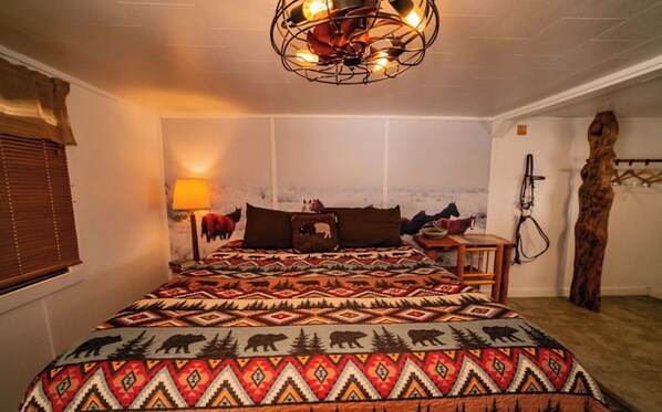 1 bedroom, WiFi - Pet Friendly King Suite w/ Riverfront Access, Hot tub, Parking & Mountain Views (Dubois)