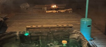 Pet Friendly Premium Double Queen w/ Mountain Views, Parking and Hot tub on site