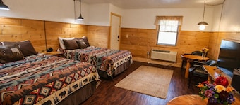 Pet Friendly Premium Double Queen w/ Mountain Views, Parking and Hot tub on site