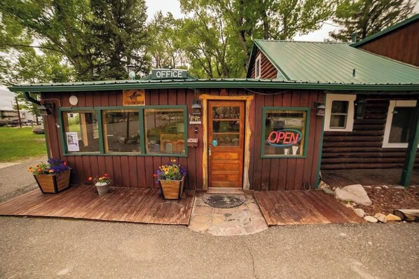 Exterior detail - Pet Friendly Premium Double Queen w/ Mountain Views, Parking and Hot tub on site (Dubois)