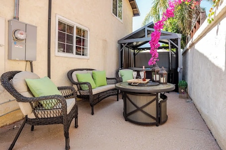 Terrace/patio. Heavenly Staycation in the heart of Los Angeles