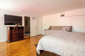2 chambres, fer et planche à repasser, Wi-Fi, draps fournis