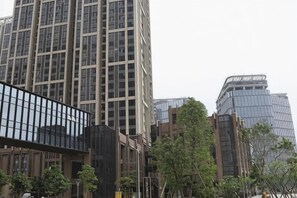 A high-rise building with a glass facade and a modern design. - Xizhengjia Apartment (Guangzhou Pazhou Exhibition Wanshengwei Subway Station Branch) (Guangzhou)