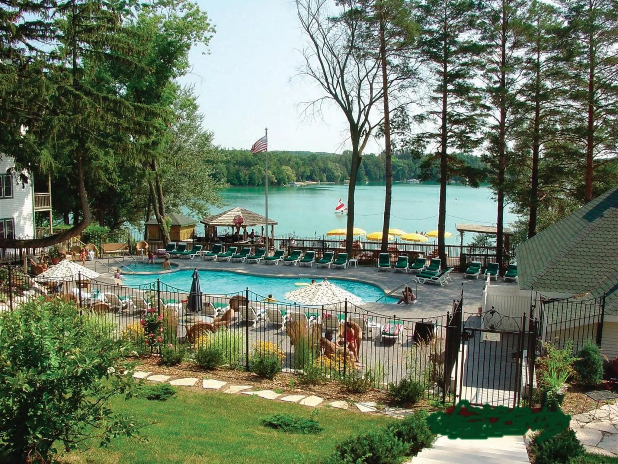 Lakefront Penthouse, Private Beach, Outdoor/Indoor Pools, Walk to Town