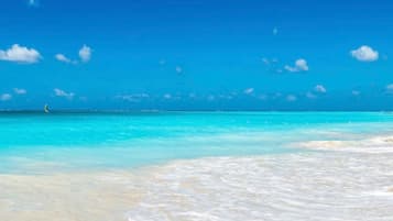 Playa en los alrededores y playa de arena blanca