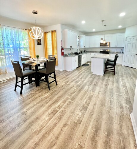 Charming 2800 sq.ft 4-bedroom home with AC and WiFi in Suffolk